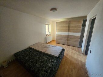 Tento krásný dům se nachází v malebné obci Holany u České Lí