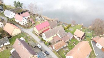 Tento krásný dům se nachází v malebné obci Holany u České Lí