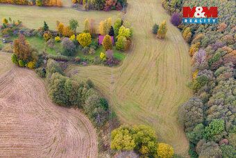 Nabízíme k prodeji rozlehlý pozemek o výměře 3000 m² v klidn