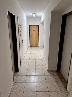 Nabízíme pronájem pokoje o rozloze cca 20m2. Dům je po celko