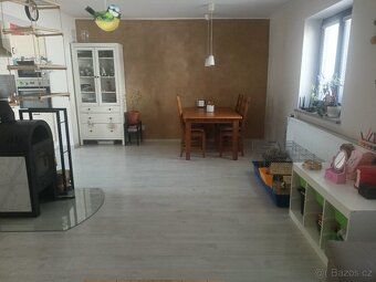 Nabízíme k prodeji velmi prostorný rodinný dům v klidné a žá