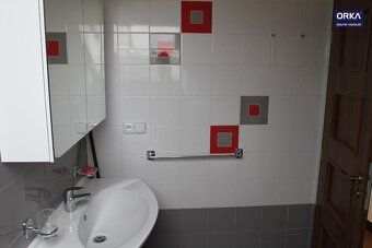 Nabízíme pronájem pokoje výhradně pro 1 studentku, pokoj je 
