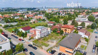 Prodej pěkné stavební parcely umístěné mezi stávající zástav