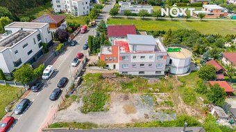 Prodej pěkné stavební parcely umístěné mezi stávající zástav
