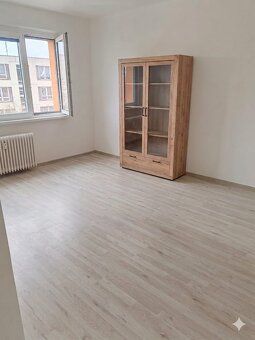 Nabízím k pronájmu pěkný, světlý byt o dispozici 2+1 ve 4. p
