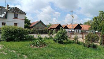 Prodáváme oplocený stavební pozemek s vlastním vjezdem a sch