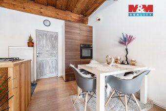 V zastoupení majitele nabízíme k pronájmu světlý a dobře řeš