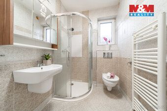 Nabízíme k prodeji rodinný dům o dispozici 5+1 s podlahovou 