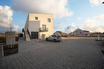 Nabízíme k pronájmu tuto novostavbu moderního a prostorného 