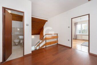 Nabízíme k prodeji prostorný rodinný dům o dispozici 6+1 nac