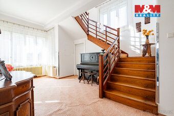 Nabízíme k prodeji samostatně stojící prvorepublikovou vilu 