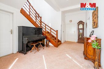 Nabízíme k prodeji samostatně stojící prvorepublikovou vilu 