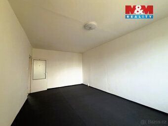 Nabízíme k pronájmu prostorný byt 3+1 o výměře 74 m² s lodži