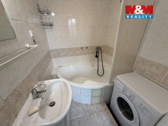 Nabízíme k pronájmu prostorný byt 3+1 o výměře 74 m² s lodži