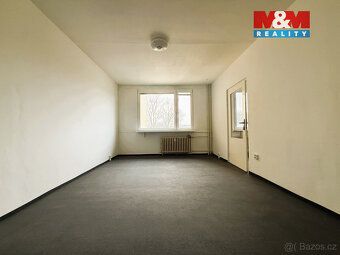 Nabízíme k pronájmu prostorný byt 3+1 o výměře 74 m² s lodži