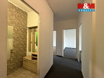 Nabízíme k pronájmu prostorný byt 3+1 o výměře 74 m² s lodži