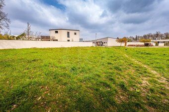 Nabízíme k prodeji stavební pozemek o rozměrech 863 m2 v lok