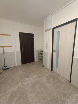 Nabízíme k pronájmu velmi prostorný a světlý byt o dispozici