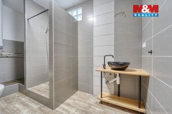 Nabízíme k pronájmu světlý a prostorný byt o dispozici 4+1 a