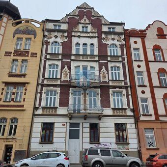 Nabízíme k pronájmu prostorný podkrovní byt o dispozici 4+1 