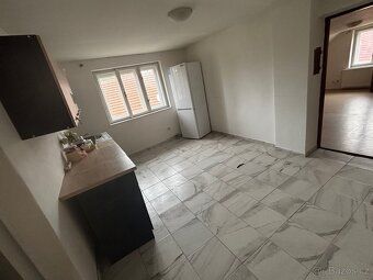 🏡 PRODEJ RODINNÉHO DOMU SE 3 BYTOVÝMI JEDNOTKAMI + STAVEBNÍ 