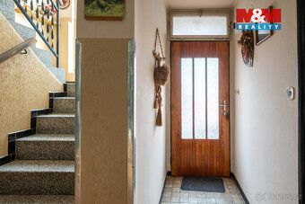 Nabízíme k prodeji dvoupatrový rodinný dům o dispozici 5+2 a