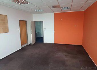 BEZ PROVIZE. Nabízíme k pronájmu samostatný uzavřený kancelá