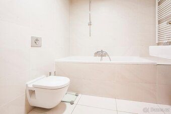 Prodej bytu 1+kk 57 m² s terasou, sklepem a parkováním,Ke ka