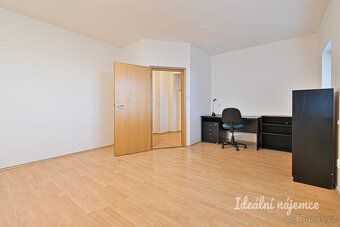 K dlouhodobému podnájmu nabízíme prostorný byt o dispozici 3