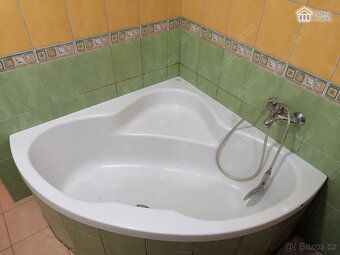 Nabízíme Vám k pronájmu prostorný byt 4+KK s balkonem a menš