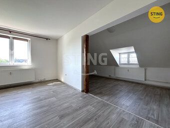 Volný po dohodě – atypický podkrovní byt 2+kk s parkováním, 