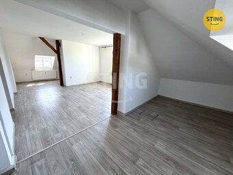 Volný po dohodě – atypický podkrovní byt 2+kk s parkováním, 