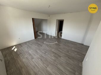 Volný po dohodě – atypický podkrovní byt 2+kk s parkováním, 