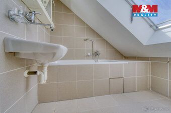 Nabízíme k prodeji prostorný a prosluněný rodinný dům o užit