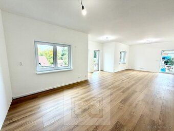Ev.č. N08610 Nabízíme k prodeji moderní dvoupatrový rodinný 