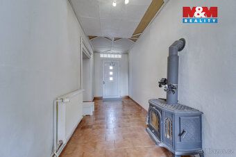 Rodinný dům o dispozici 3+1 v obci Město Touškov. Dům stojí 