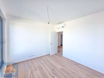 Nabízíme k dlouhodobému pronájmu prostorný a světlý byt 3+kk