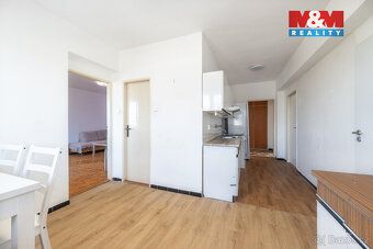 Vážení zájemci, nabízím Vám k prodeji prostorný byt o dispoz