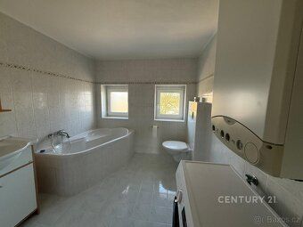 Nabízíme k pronájmu byt 3+kk o ploše 86 m2 v menším cihlovém