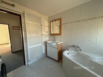 Nabízíme k pronájmu byt 3+kk o ploše 86 m2 v menším cihlovém