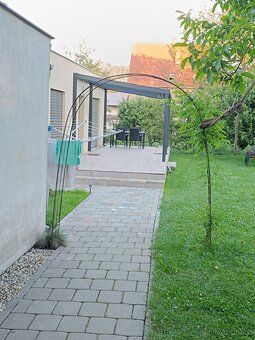 Nabízíme pronájem vybaveného, nového, samostatně stojícího d