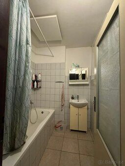 Zariadená dvojlôžková izba s balkónom v 3-izbovom byte na ul