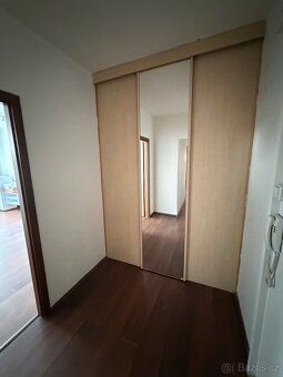 Nabízím k dlouhodobému pronájmu byt 3+1 , v prvním patře pan