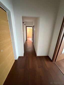 Nabízím k dlouhodobému pronájmu byt 3+1 , v prvním patře pan