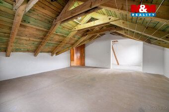 Nabízíme vám ke koupi prostorný rodinný dům v klidné části m