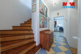 Nabízíme k prodeji prostorný rodinný dům v klidné části obce