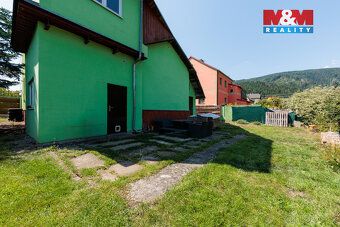 Nabízíme k prodeji prostorný rodinný dům v klidné části obce