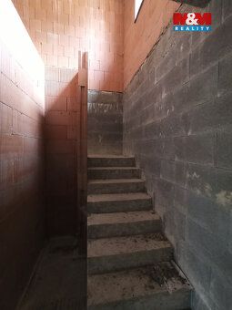 Nabízíme k prodeji pozemek včetně hrubé stavby rodinného dom