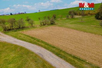 Prodáváme velkorysý pozemek o rozloze 4971 m² v klidné a mal