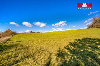 Nabízíme prodej pole o rozloze 6484 m² v klidné části obce K
